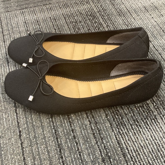 Black flats . Like new. Size 7 - Picture 4 of 4